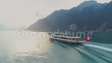 瑞士山湖的客轮船